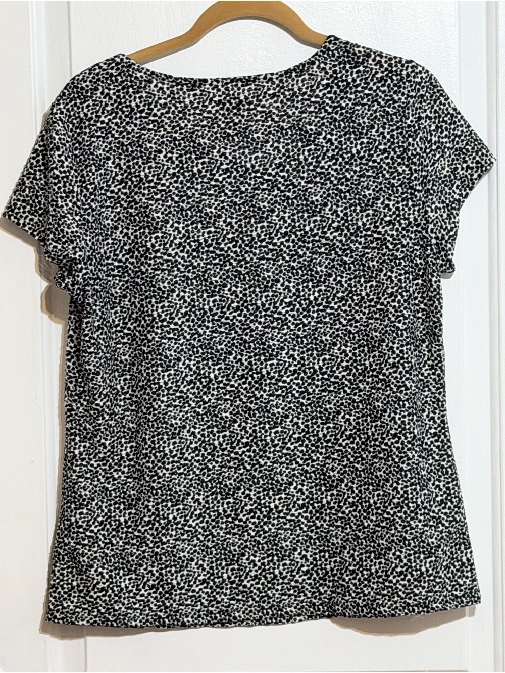 Jaclyn Smith Black and White Leopard Print Short Sleeve Tee - Picture 6 of 7